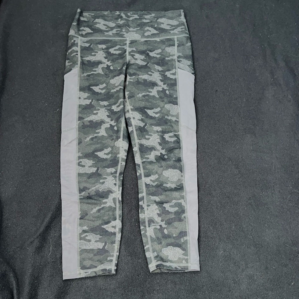 Fabletics Grey Camo Powerhold Capri Leggings w/ Pockets (size M)